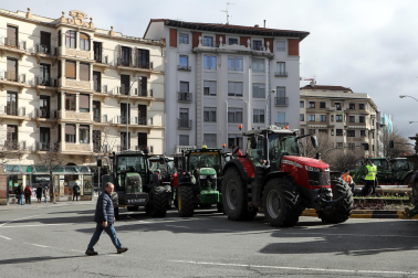 Decenas de agricultores navarros han vuelto a colapsar con sus tractores el centro de Pamplona este jueves, 29 de febrero.