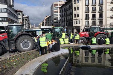 Decenas de agricultores navarros han vuelto a colapsar con sus tractores el centro de Pamplona este jueves, 29 de febrero.