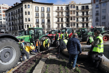 Decenas de agricultores navarros han vuelto a colapsar con sus tractores el centro de Pamplona este jueves, 29 de febrero.