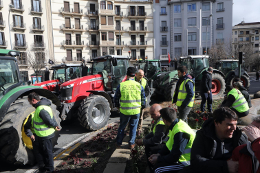 Decenas de agricultores navarros han vuelto a colapsar con sus tractores el centro de Pamplona este jueves, 29 de febrero.