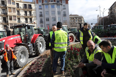 Decenas de agricultores navarros han vuelto a colapsar con sus tractores el centro de Pamplona este jueves, 29 de febrero.