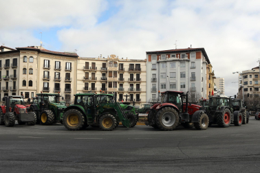Decenas de agricultores navarros han vuelto a colapsar con sus tractores el centro de Pamplona este jueves, 29 de febrero.