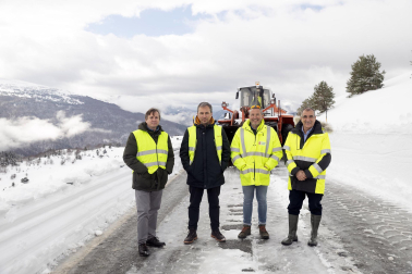 El consejero de Cohesión Territorial, Óscar Chivite, ha visitado este viernes la zona del puerto de Belagua para conocer el estado de la zona tras el alud ocurrido este miércoles en la cara sur del monte Lakora sobre la carretera NA-137 Burgui-Isaba-Francia.