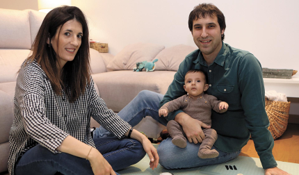 Alba García Fresán, Daniel Puyales Mondela y Teo, en su regazo, en su domicilio de Mutilva