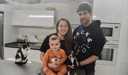 Olaia García Elizabeitia y Mikel Abaurrea Mateo, con el pequeño Eiden