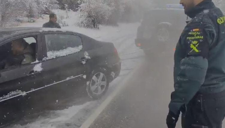 Vídeo: La Guardia Civil remolca un vehículo atrapado por la nieve en Isaba