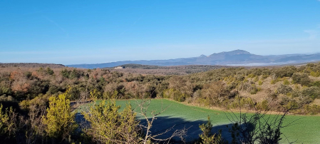 Al fondo, la Peña Izaga.