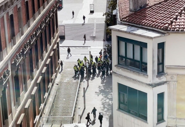 Este jueves a mediodía se han vivido momentos de tensión en las calles que rodean el Parlamento de Navarra. Numerosos agricultores se encontraban en la zona esperando la salida de los parlamentarios, por lo que los agentes de la Policía Foral destinados a la zona han tratado de mantener una distancia de seguridad entre políticos y manifestantes.