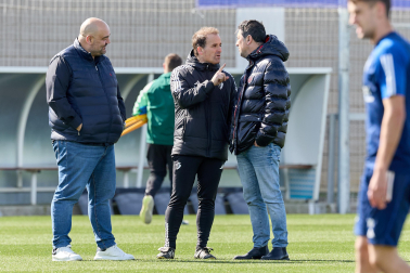 Jagoba y Braulio, junto a Cata, conversando en la mañana de ayer en Tajonar