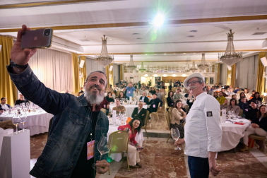 osé Luis Navarro, socio fundador de la destilería Basque Moonshiners, haciéndose un ‘selfie’ junto al repostero Rafa Gorrotxategi y los asistentes a la sesión de maridaje, en el hotel Tres Reyes