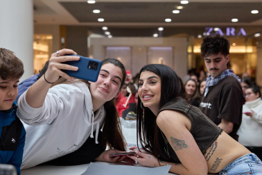 Fotos de la firma de discos de Naiara, Juanjo y Martin, de Operación Triunfo, en La Morea.
