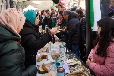 Fotos del evento '2 horas por Palestina', en el paseo Sarasate de Pamplona, para recaudar fondos para organizaciones palestinas.