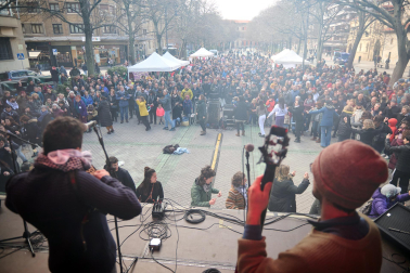Fotos del evento '2 horas por Palestina', en el paseo Sarasate de Pamplona, para recaudar fondos para organizaciones palestinas.