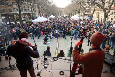 Fotos del evento '2 horas por Palestina', en el paseo Sarasate de Pamplona, para recaudar fondos para organizaciones palestinas.
