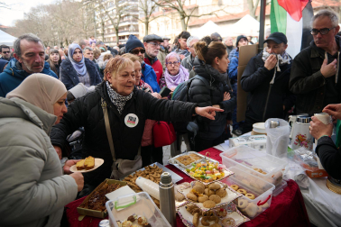 Fotos del evento '2 horas por Palestina', en el paseo Sarasate de Pamplona, para recaudar fondos para organizaciones palestinas.