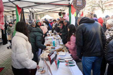 Fotos del evento '2 horas por Palestina', en el paseo Sarasate de Pamplona, para recaudar fondos para organizaciones palestinas.