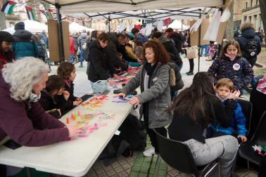 Fotos del evento '2 horas por Palestina', en el paseo Sarasate de Pamplona, para recaudar fondos para organizaciones palestinas.