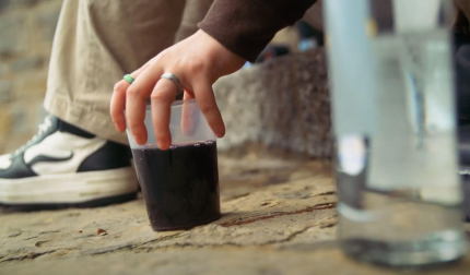 Un joven navarro haciendo botellón