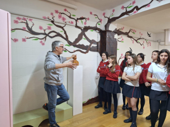 El artista Javier Laforet expone su arte en el colegio Santísimo Sacramento de Pamplona