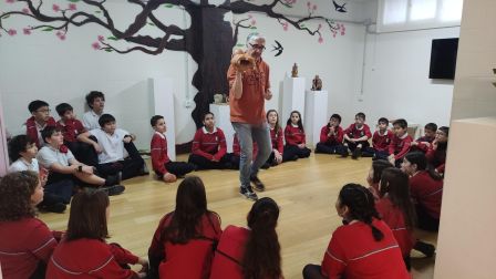 El artista Javier Laforet expone su arte en el colegio Santísimo Sacramento de Pamplona