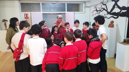 El artista Javier Laforet expone su arte en el colegio Santísimo Sacramento de Pamplona
