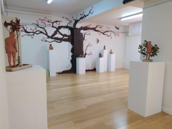 El artista Javier Laforet expone su arte en el colegio Santísimo Sacramento de Pamplona