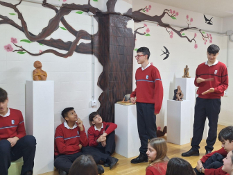El artista Javier Laforet expone su arte en el colegio Santísimo Sacramento de Pamplona