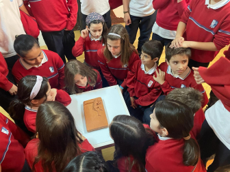 El artista Javier Laforet expone su arte en el colegio Santísimo Sacramento de Pamplona