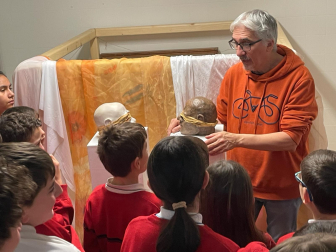 El artista Javier Laforet expone su arte en el colegio Santísimo Sacramento de Pamplona