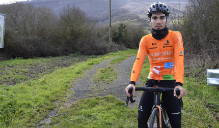El alsasuarra Iker Mintegi, poco antes de comenzar un entrenamiento al lado de Alsasua.