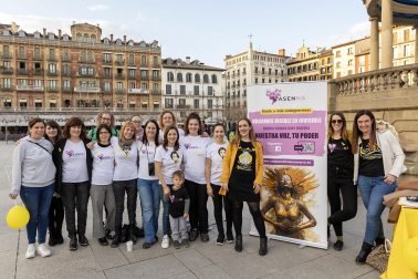 Asenna y alumnos de la Escuela Navarra de Teatro protagonizaron un acto este jueves, 14 de marzo, en la Plaza del Castillo, para concienciar sobre la endometriosis.