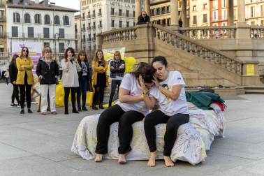 Asenna y alumnos de la Escuela Navarra de Teatro protagonizaron un acto este jueves, 14 de marzo, en la Plaza del Castillo, para concienciar sobre la endometriosis.