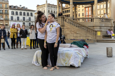 Asenna y alumnos de la Escuela Navarra de Teatro protagonizaron un acto este jueves, 14 de marzo, en la Plaza del Castillo, para concienciar sobre la endometriosis.