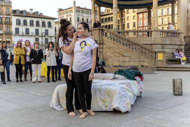 Asenna y alumnos de la Escuela Navarra de Teatro protagonizaron un acto este jueves, 14 de marzo, en la Plaza del Castillo, para concienciar sobre la endometriosis.