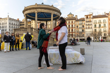 Asenna y alumnos de la Escuela Navarra de Teatro protagonizaron un acto este jueves, 14 de marzo, en la Plaza del Castillo, para concienciar sobre la endometriosis.