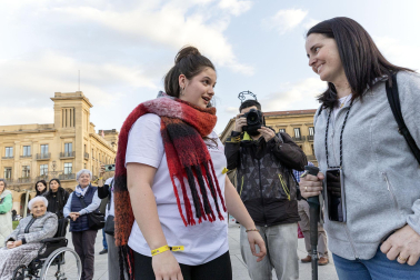 Asenna y alumnos de la Escuela Navarra de Teatro protagonizaron un acto este jueves, 14 de marzo, en la Plaza del Castillo, para concienciar sobre la endometriosis.