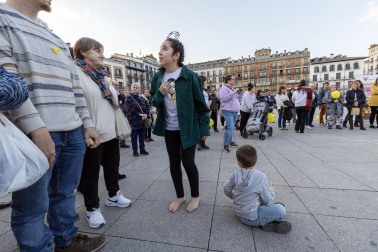 Asenna y alumnos de la Escuela Navarra de Teatro protagonizaron un acto este jueves, 14 de marzo, en la Plaza del Castillo, para concienciar sobre la endometriosis.