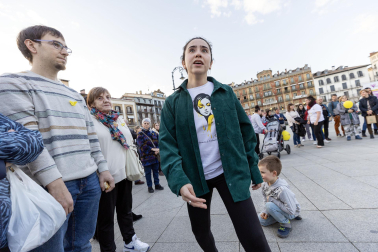 Asenna y alumnos de la Escuela Navarra de Teatro protagonizaron un acto este jueves, 14 de marzo, en la Plaza del Castillo, para concienciar sobre la endometriosis.