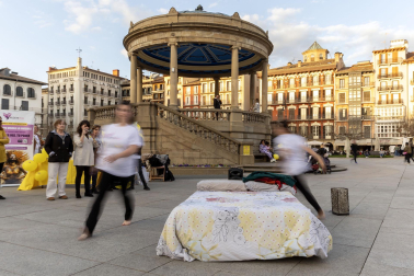 Asenna y alumnos de la Escuela Navarra de Teatro protagonizaron un acto este jueves, 14 de marzo, en la Plaza del Castillo, para concienciar sobre la endometriosis.