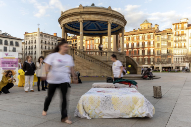 Asenna y alumnos de la Escuela Navarra de Teatro protagonizaron un acto este jueves, 14 de marzo, en la Plaza del Castillo, para concienciar sobre la endometriosis.