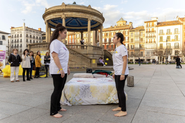Asenna y alumnos de la Escuela Navarra de Teatro protagonizaron un acto este jueves, 14 de marzo, en la Plaza del Castillo, para concienciar sobre la endometriosis.
