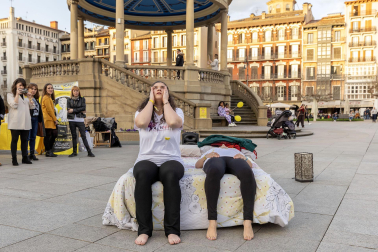 Asenna y alumnos de la Escuela Navarra de Teatro protagonizaron un acto este jueves, 14 de marzo, en la Plaza del Castillo, para concienciar sobre la endometriosis.