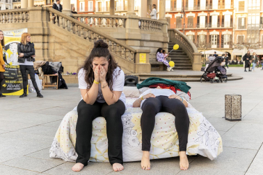 Asenna y alumnos de la Escuela Navarra de Teatro protagonizaron un acto este jueves, 14 de marzo, en la Plaza del Castillo, para concienciar sobre la endometriosis.