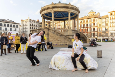 Asenna y alumnos de la Escuela Navarra de Teatro protagonizaron un acto este jueves, 14 de marzo, en la Plaza del Castillo, para concienciar sobre la endometriosis.