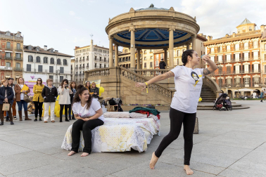 Asenna y alumnos de la Escuela Navarra de Teatro protagonizaron un acto este jueves, 14 de marzo, en la Plaza del Castillo, para concienciar sobre la endometriosis.