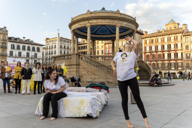 Asenna y alumnos de la Escuela Navarra de Teatro protagonizaron un acto este jueves, 14 de marzo, en la Plaza del Castillo, para concienciar sobre la endometriosis.