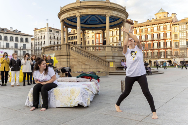 Asenna y alumnos de la Escuela Navarra de Teatro protagonizaron un acto este jueves, 14 de marzo, en la Plaza del Castillo, para concienciar sobre la endometriosis.