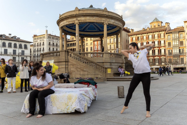 Asenna y alumnos de la Escuela Navarra de Teatro protagonizaron un acto este jueves, 14 de marzo, en la Plaza del Castillo, para concienciar sobre la endometriosis.