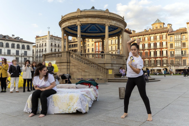 Asenna y alumnos de la Escuela Navarra de Teatro protagonizaron un acto este jueves, 14 de marzo, en la Plaza del Castillo, para concienciar sobre la endometriosis.