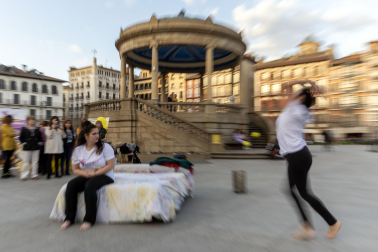 Asenna y alumnos de la Escuela Navarra de Teatro protagonizaron un acto este jueves, 14 de marzo, en la Plaza del Castillo, para concienciar sobre la endometriosis.